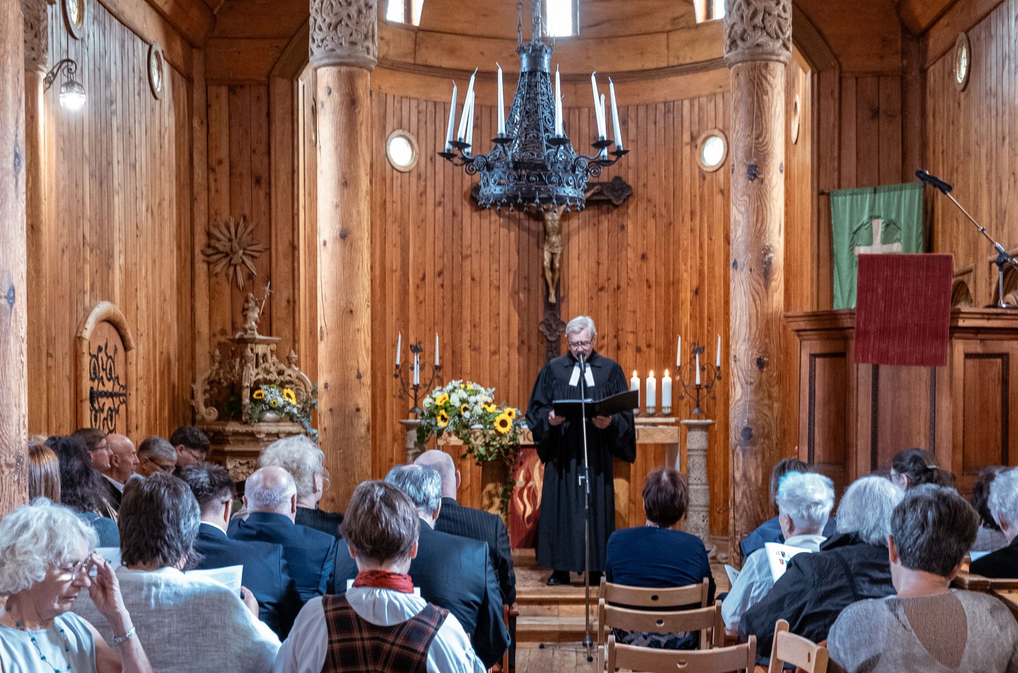 Pfarrer Edwin Pech begrüßt die zahlreichen Gäste. - Foto Dawid Gerstenstein